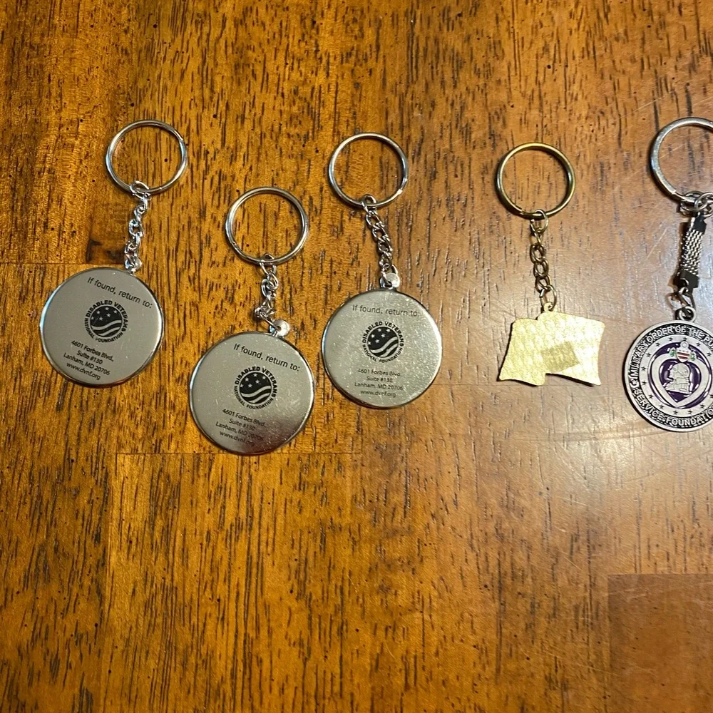 5 keychains, 3 disabled veterans, 1 American flag, 1 Purple Heart foundation - Picture 8 of 8